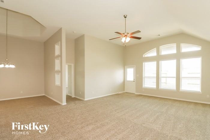 318 Burgundy Dr - Photo 3 of 15