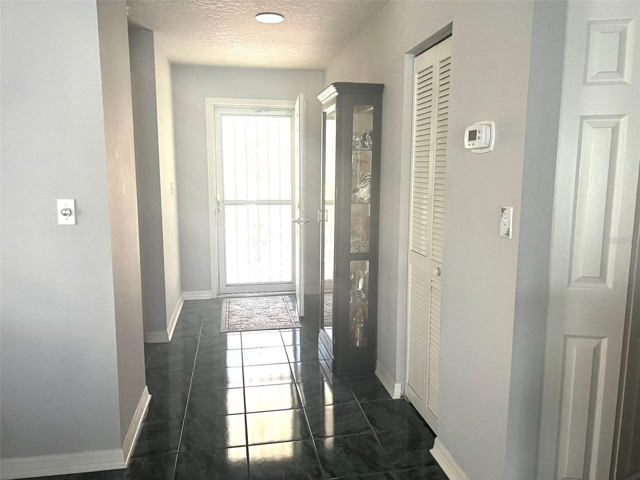 2602 Edgewater Court - Photo 4 of 27