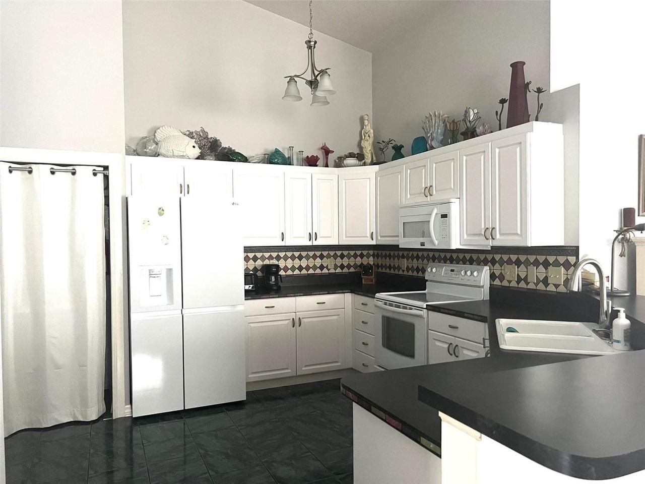 2602 Edgewater Court - Photo 5 of 27