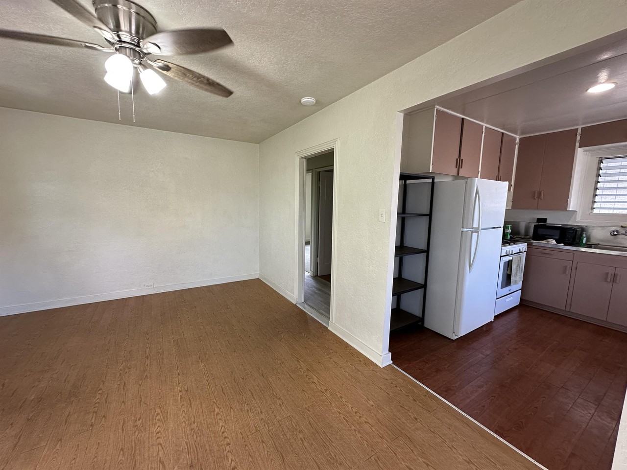 660 Hausten St #B - Photo 3 of 8
