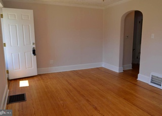 215 Willow Ave - Photo 3 of 12