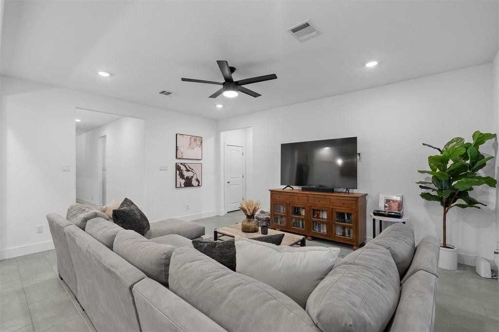 19328 Colgin Dr - Photo 4 of 31