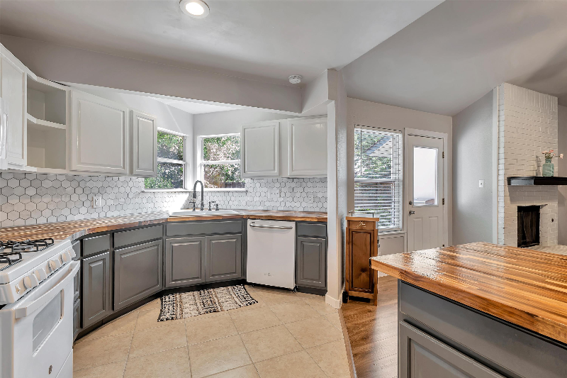 1308 Troy Ln - Photo 3 of 32