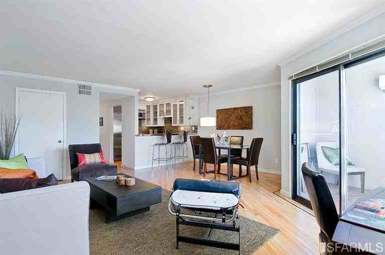 2622 Bush St Uppr - Photo 2 of 20