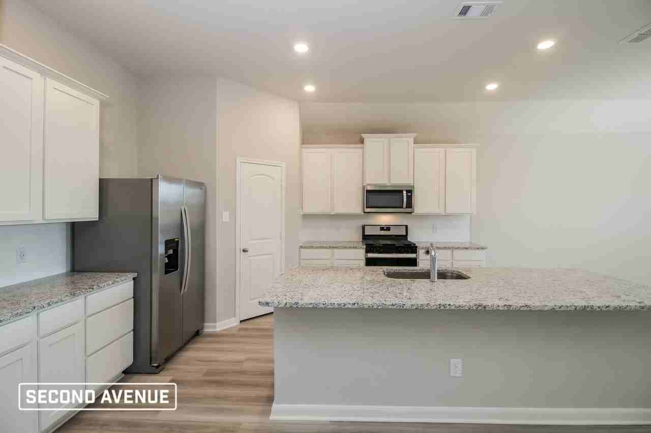 2105 Meadow Dr - Photo 5 of 25