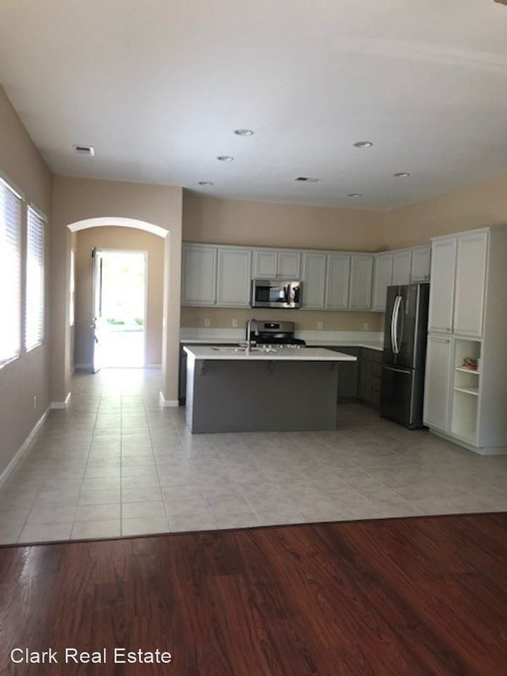 10524 Yuba Ct - Photo 3 of 10