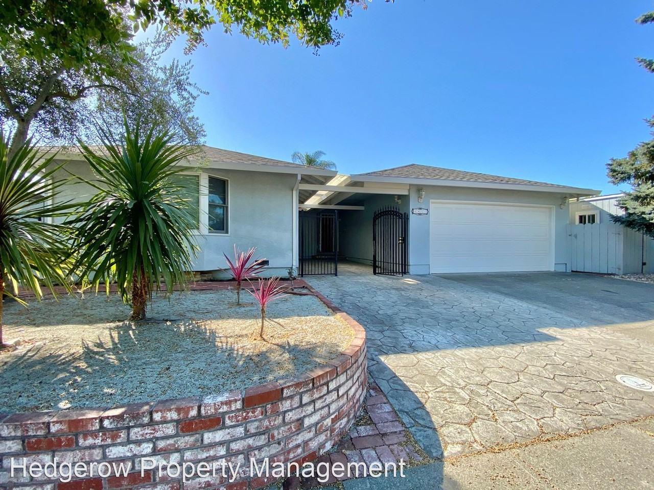 4453 Tanglewood Way - Photo 2 of 44