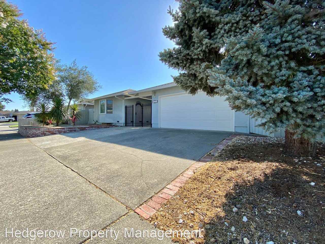 4453 Tanglewood Way - Photo 3 of 44