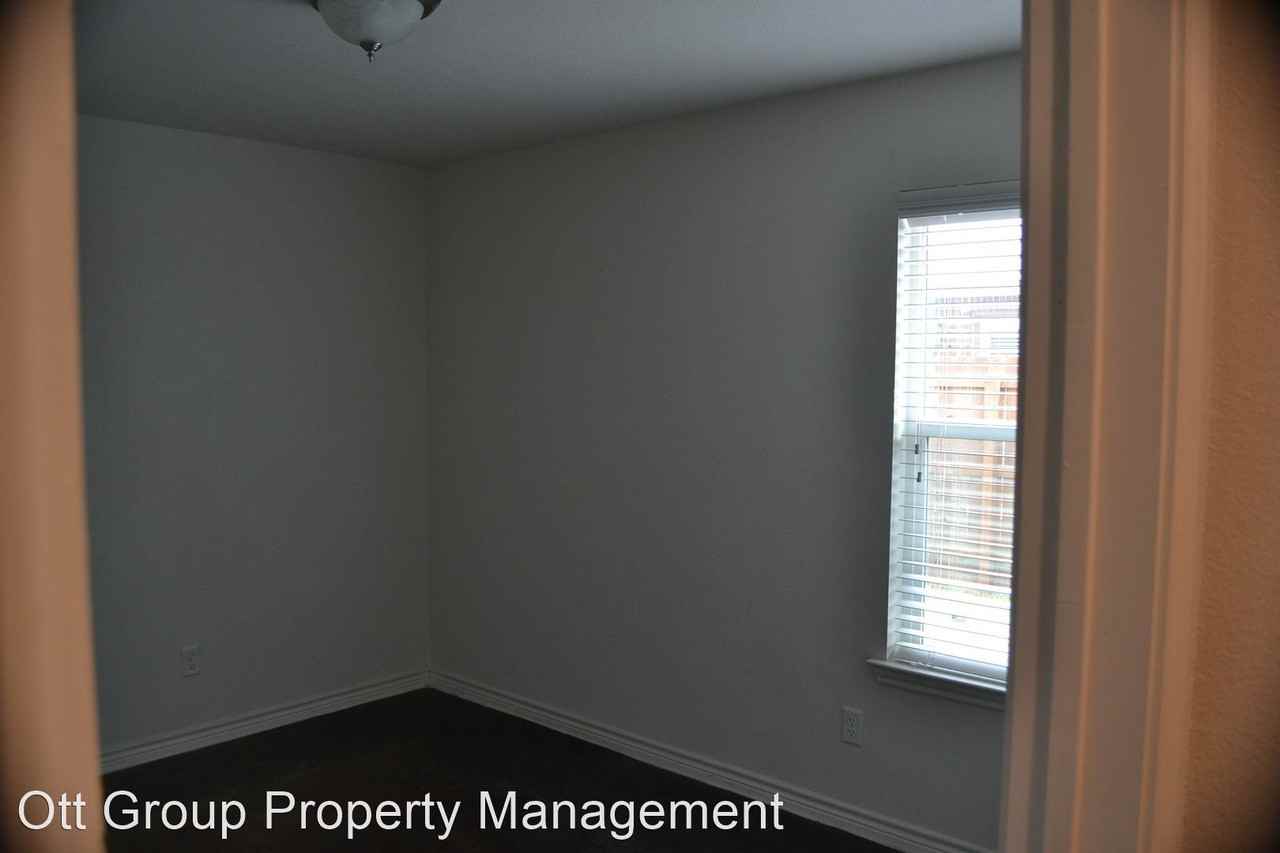 *108 Truman Ave - Photo 3 of 10