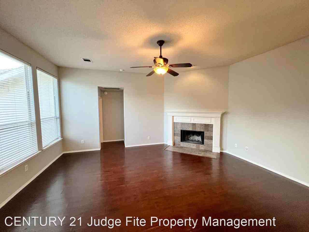 1222 Harvard Ln - Photo 3 of 11