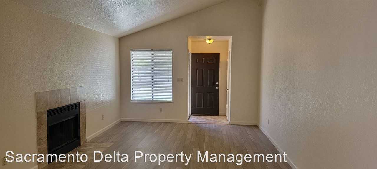 5107 / 5109 Hoover St. - Photo 2 of 14