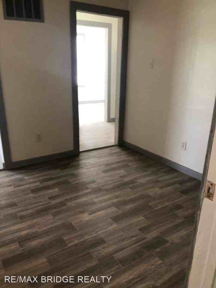 21 N Center St - Photo 2 of 8