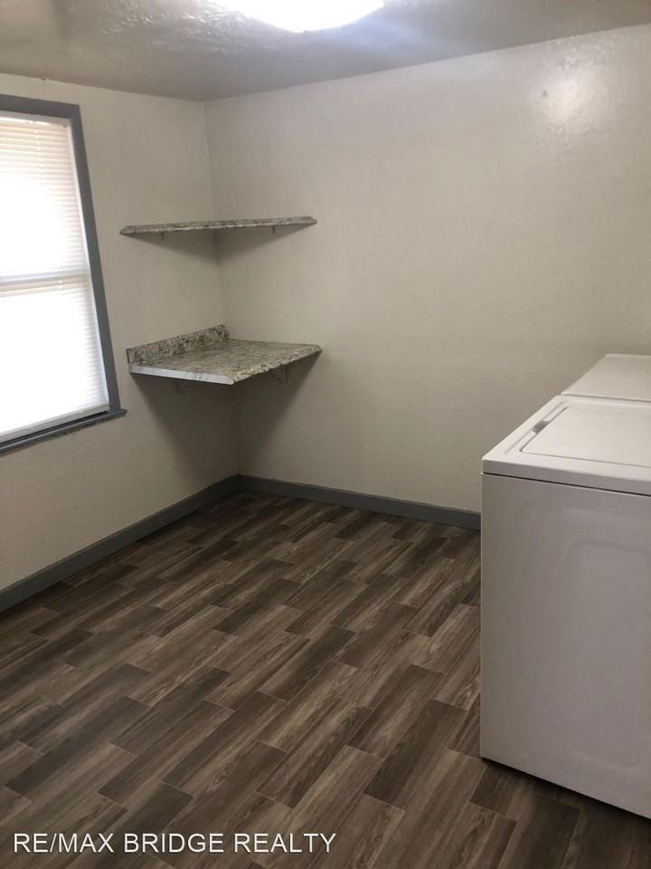 21 N Center St - Photo 3 of 8