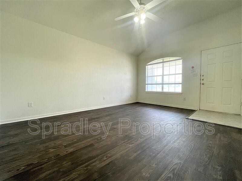 4501 John David Dr Apt B - Photo 2 of 10