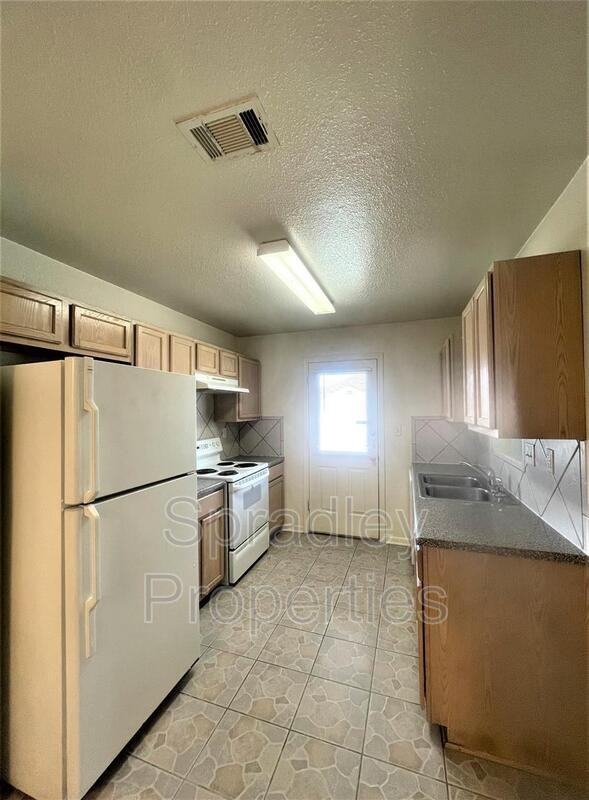4501 John David Dr Apt B - Photo 3 of 10