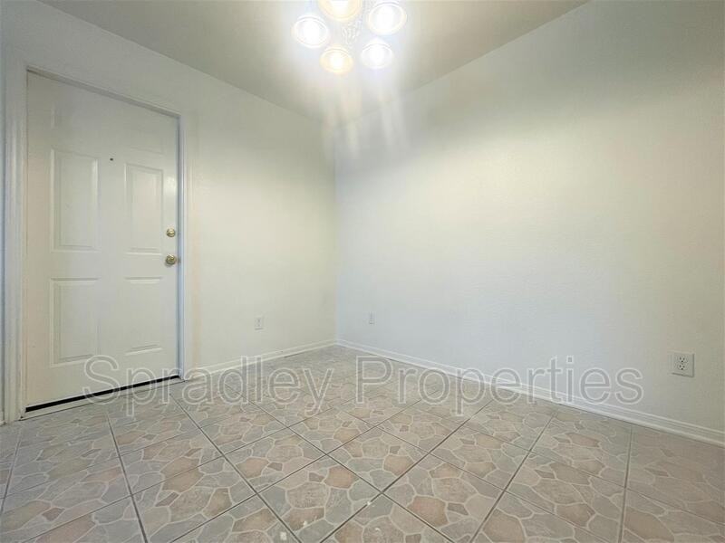 4501 John David Dr Apt B - Photo 4 of 10