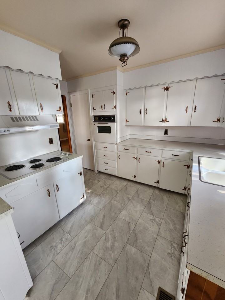 267 N Spring St - Photo 3 of 11