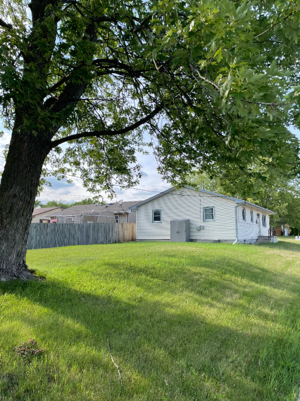 1570 E Broadway St - Photo 2 of 19