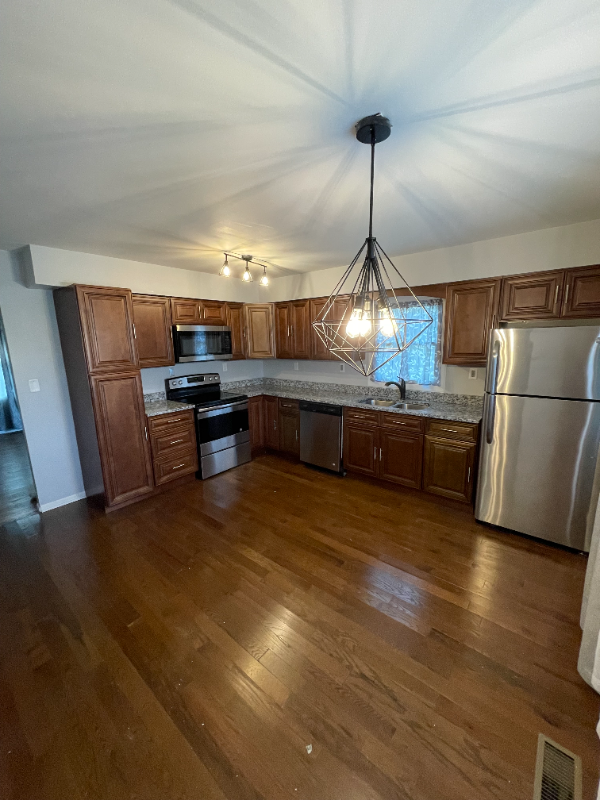 1570 E Broadway St - Photo 3 of 19