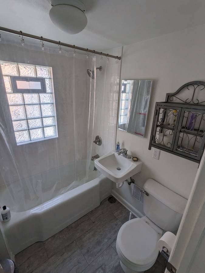 2417 N Pierce St - Photo 2 of 9