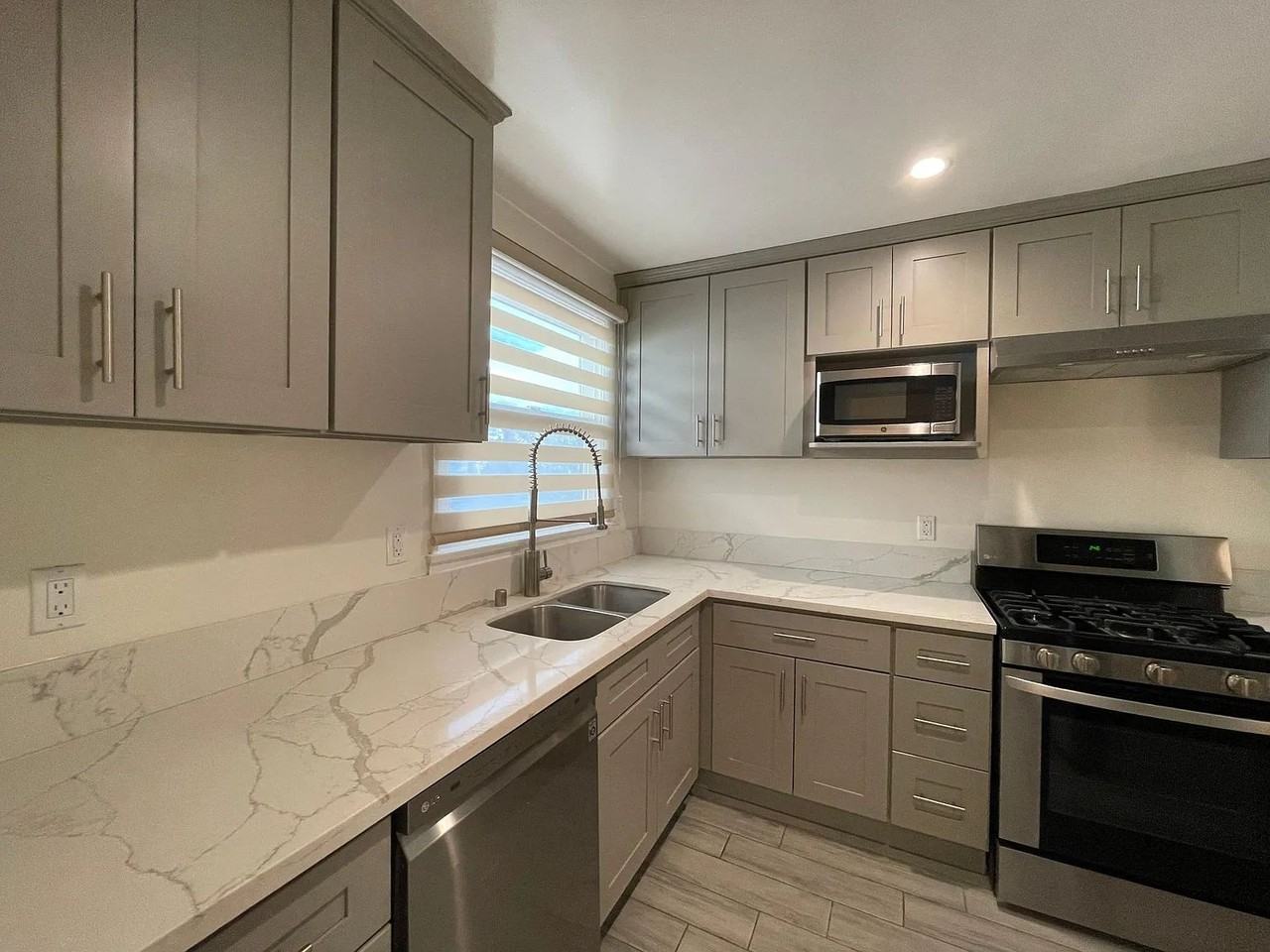 102 Gaviota Ave #105 - Photo 3 of 8