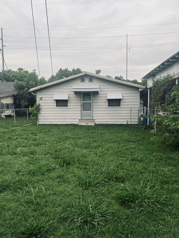 605 W 1st St #NA - Photo 3 of 14