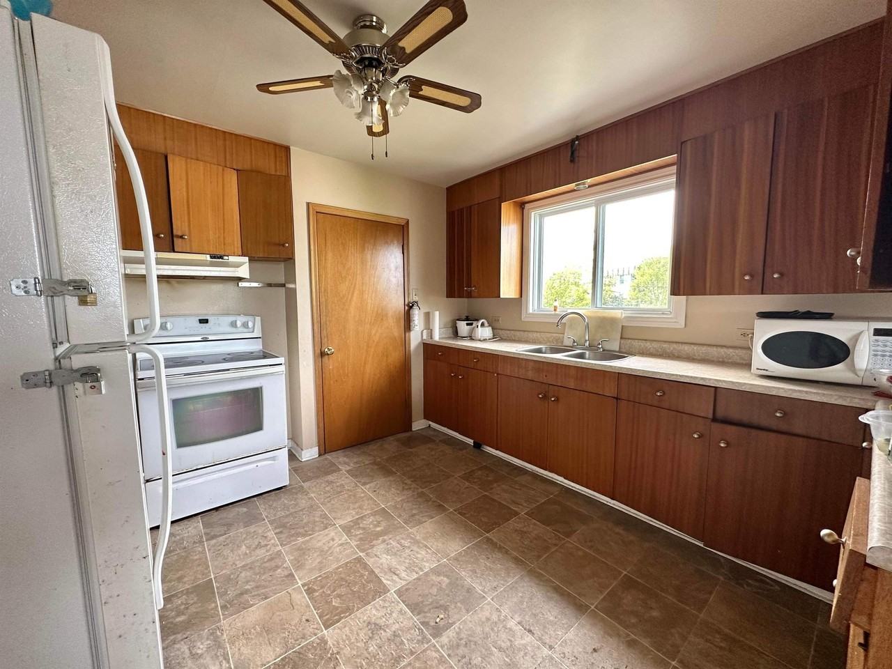 86A Viking Rd Bsmt - Photo 3 of 8