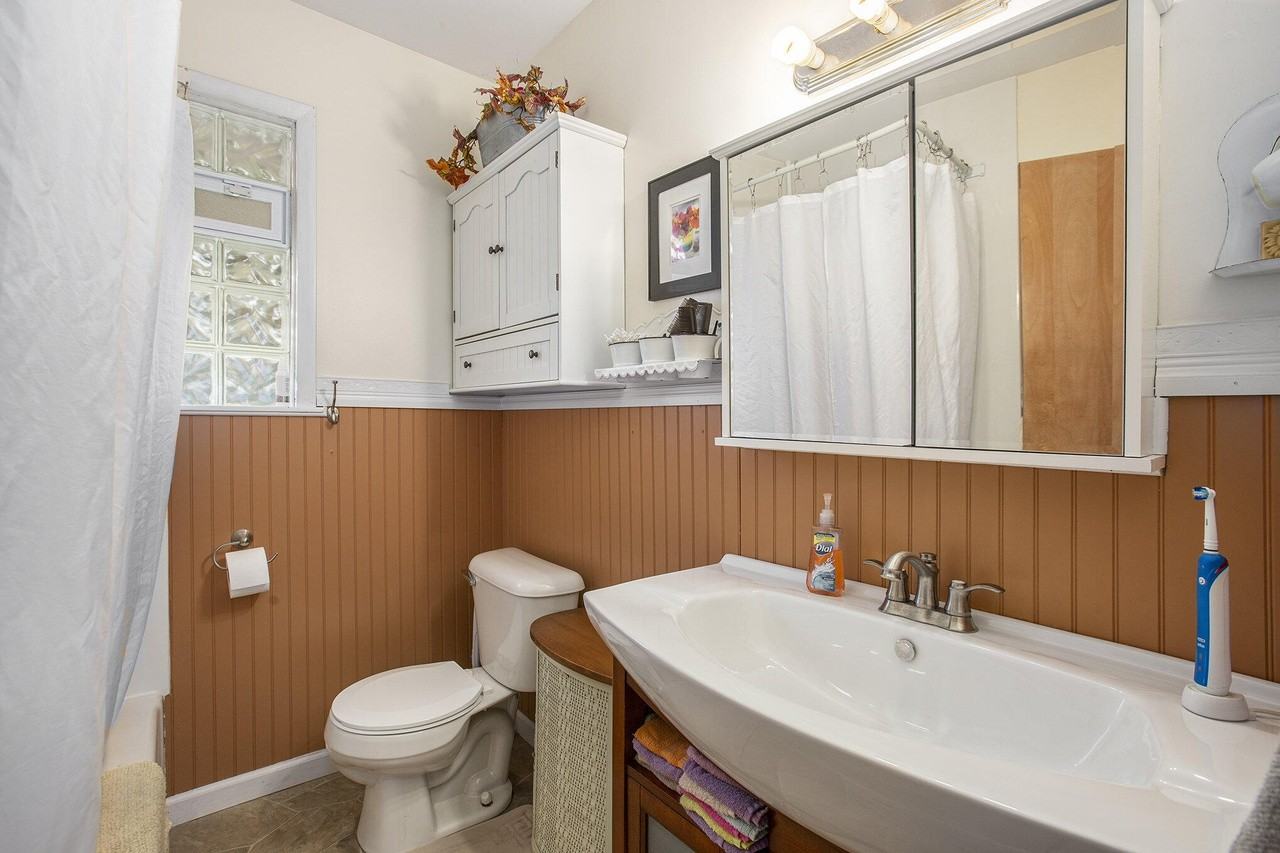 1304 Oaklawn St Ne #NA - Photo 3 of 14