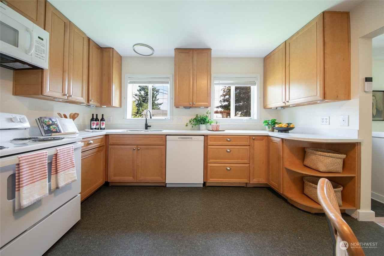 10247 39th Ave Sw #NA - Photo 3 of 15