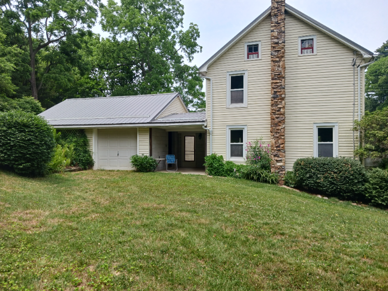 12835 Collinsville Rd - Photo 2 of 23