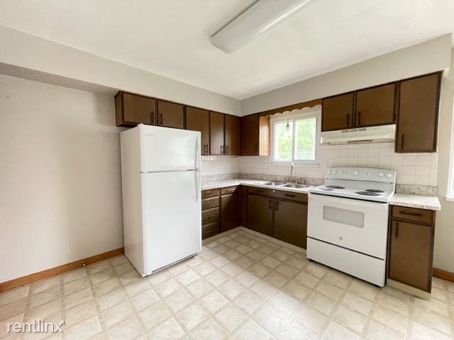 1075 W Main St - Photo 2 of 7