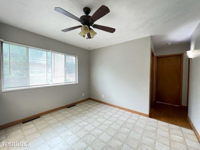 1075 W Main St - Photo 3 of 7