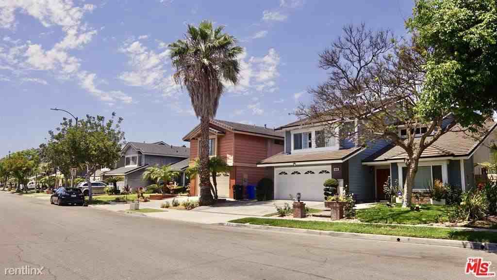 5245 W Goldenwood Dr - Photo 3 of 10