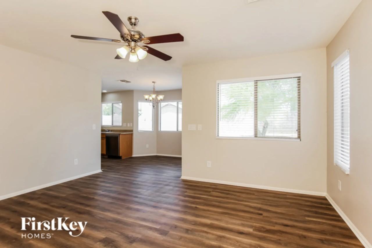 23668 W Parkway Dr - Photo 2 of 15