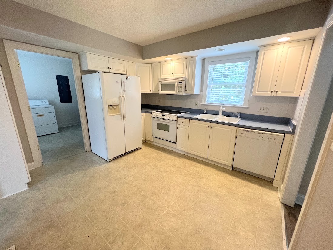 108 Laurens Lane - Photo 3 of 13