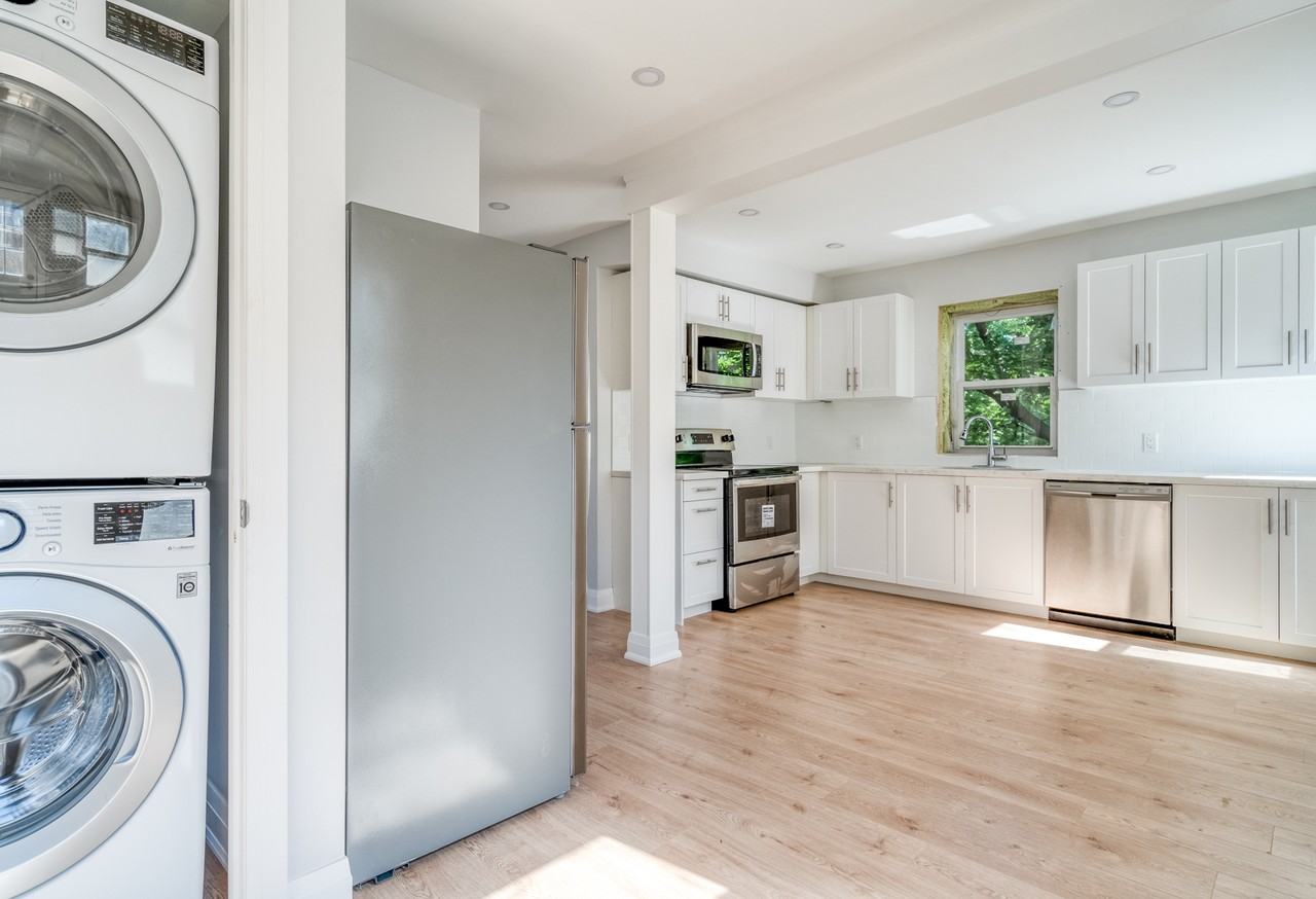 195 Wentworth Street S - Photo 3 of 14