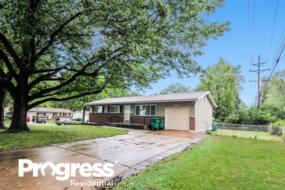 805 Shepley Dr - Photo 2 of 25