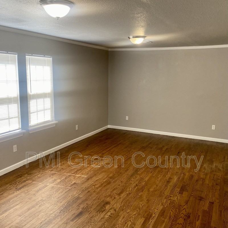 327 E Zion St - Photo 2 of 10