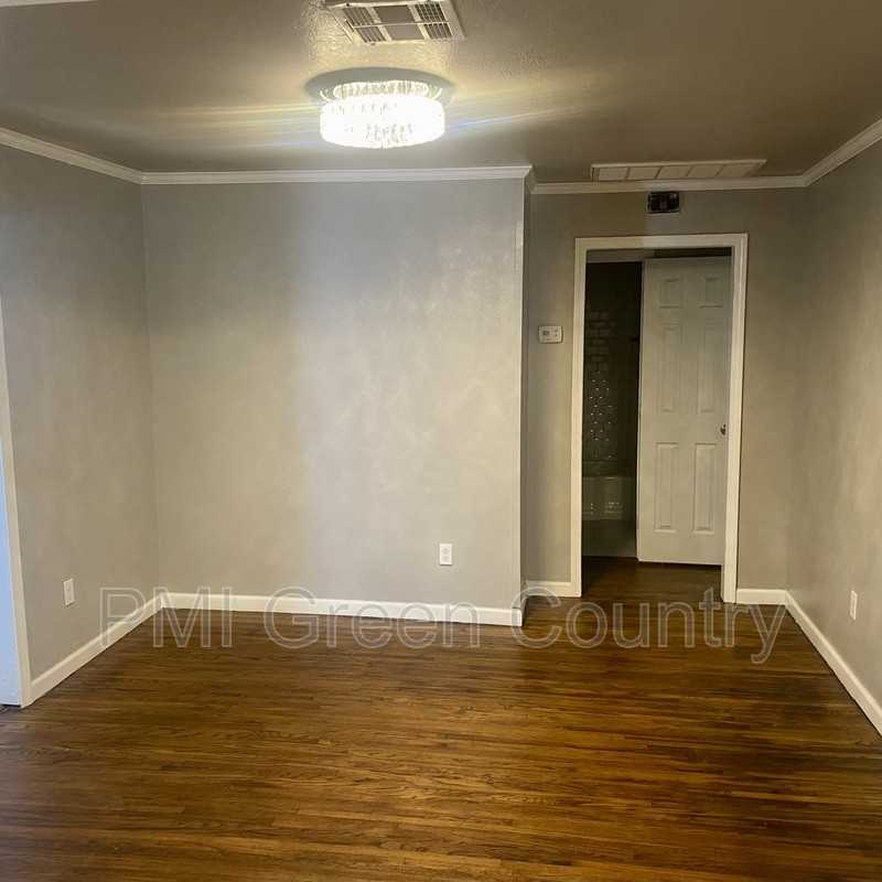 327 E Zion St - Photo 3 of 10