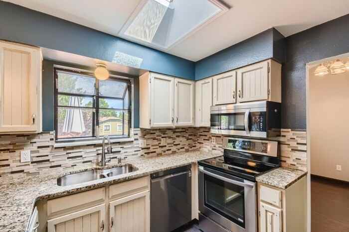 7899 W Frost Dr - Photo 3 of 18