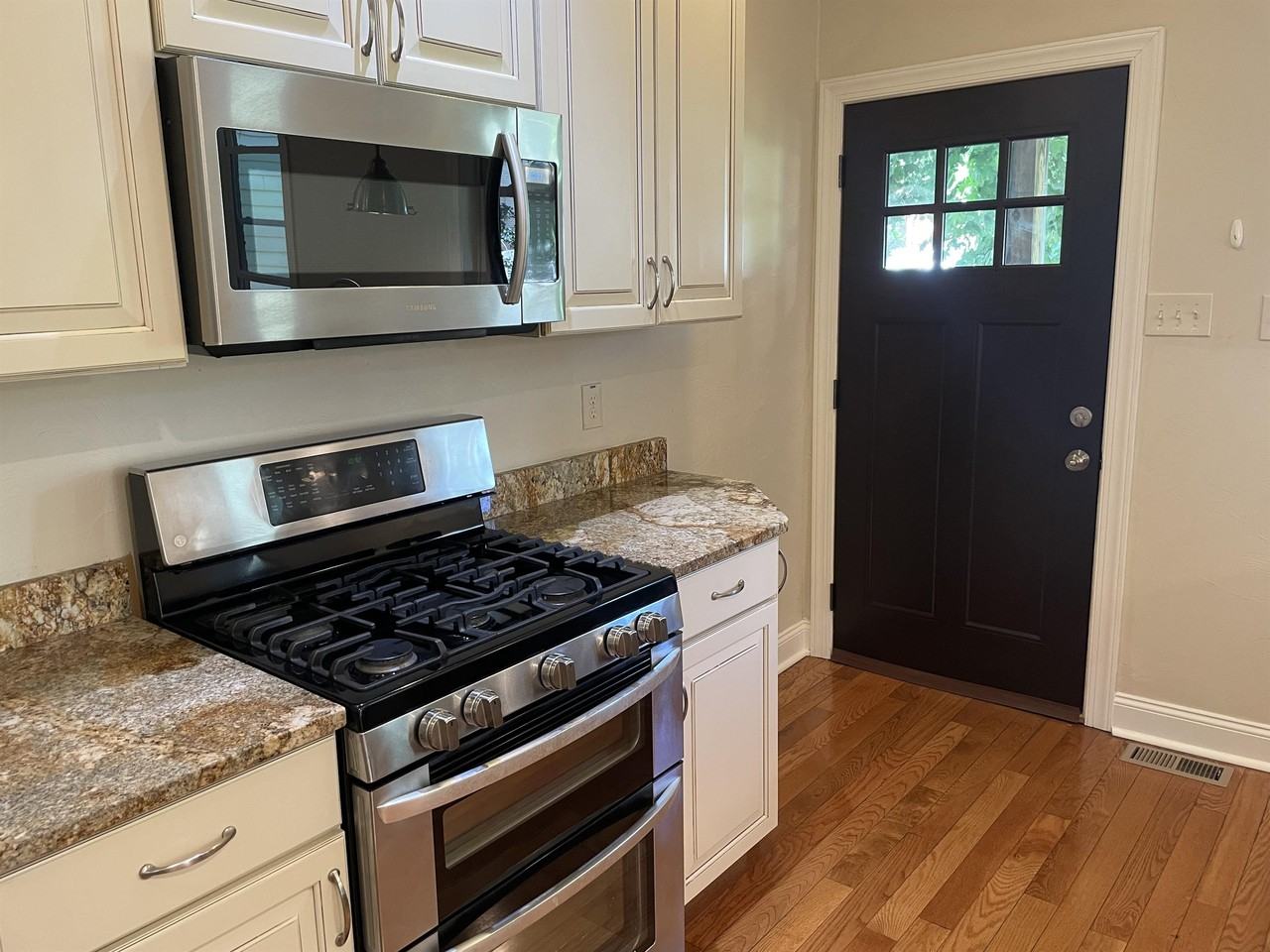 410 Lloyd St #410 - Photo 3 of 31