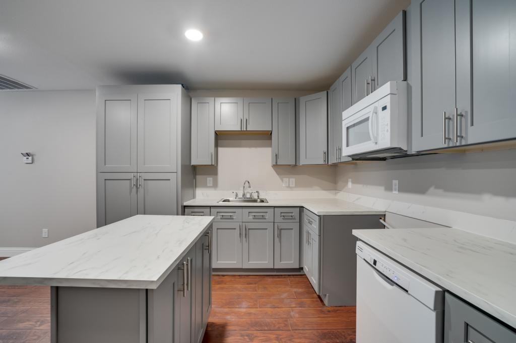 3402 Lawnview Apartment - Photo 3 of 9