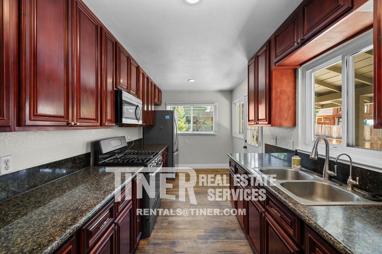 3216 Northview Dr - Photo 3 of 28