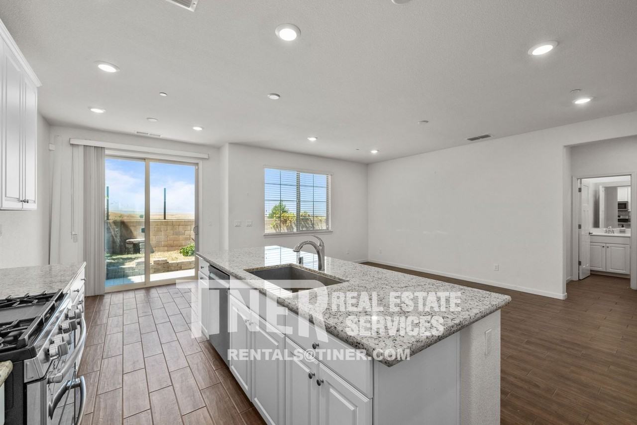 8082 Avanti Dr - Photo 3 of 48