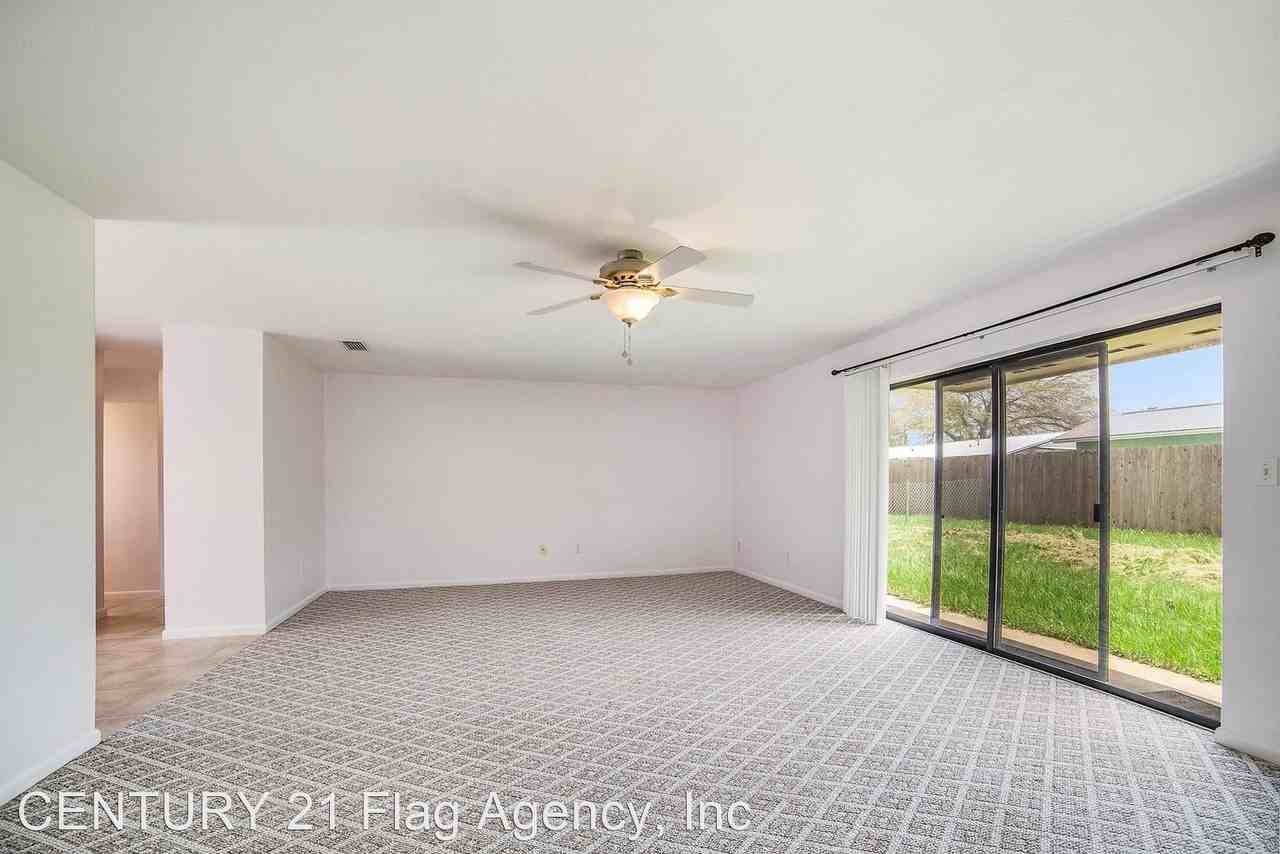 2921 Flora St - Photo 3 of 19