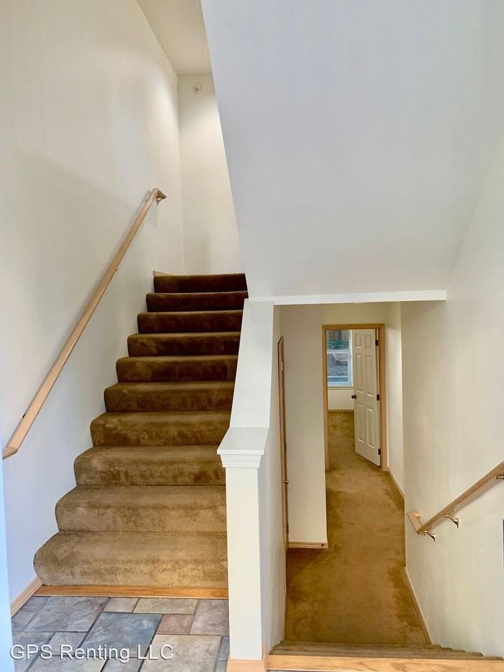 12527 27th Ave Ne #C - Photo 3 of 24