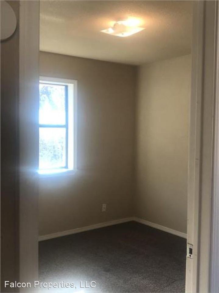 1100 Redstone Dr - Photo 2 of 10