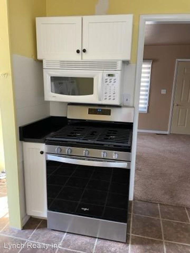 12 Asbury Cir - Photo 3 of 5