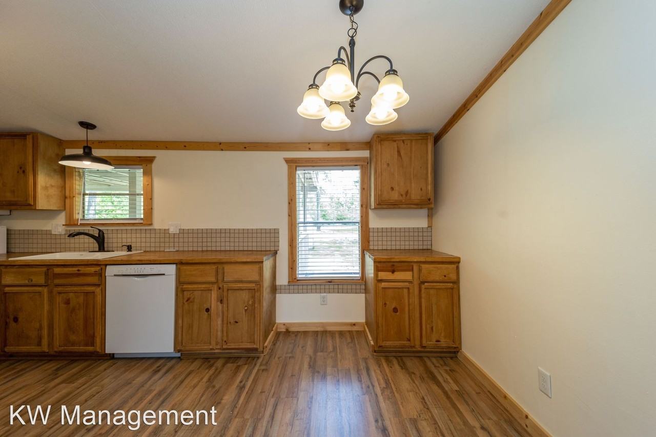 395 Sandringham - Photo 3 of 31