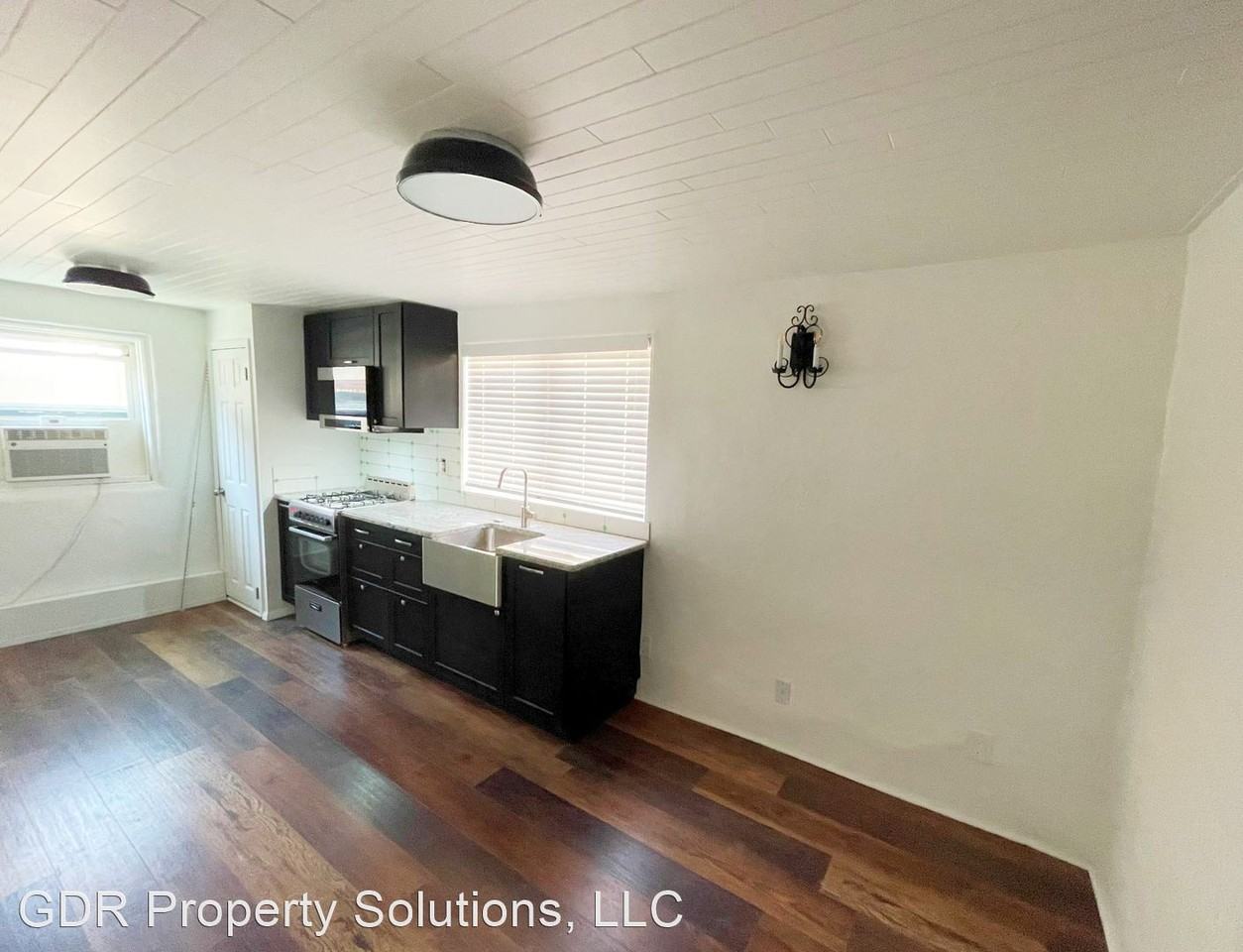 300 San Pasquale Avenue NW - Photo 3 of 19